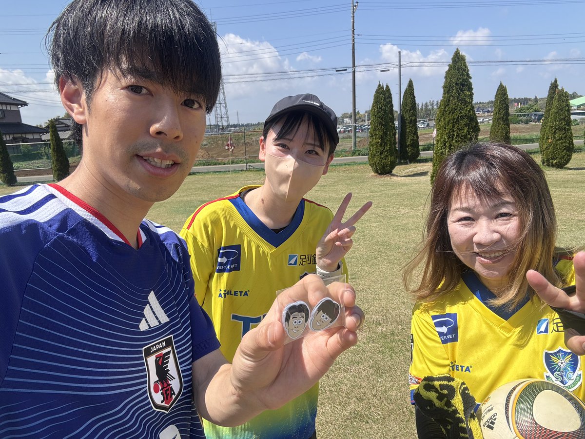 syoppy110's tweet photo. #ジェイサポカップ
第5位という悔しい結果でしたが、楽しませて頂きました✌️

ものまねブルーの助っ人は元日本代表 小林大希さん！

W杯を控える日本代表 小林隼人選手ともパシャリ！応援してます🔥

おかん達にも再会！
素敵なプレゼントまで嬉しすぎ！

皆様ありがとうございました✌️
#フットゴルフ https://t.co/c3j0GIcDZy