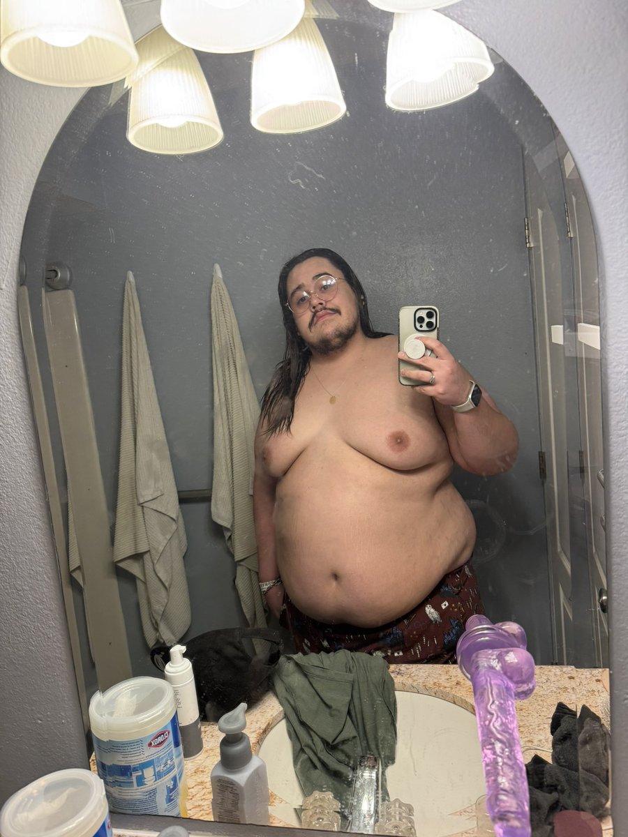 Pinksnudes's tweet photo. Honestly not feeling to bad in this pic. I’m a big guy but I think I’m cute.🥰 https://t.co/SOdSE7vnI3
