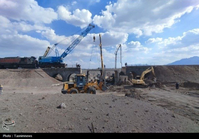 IraninNajaf's tweet photo. ليس خلال 40 عامًا ولا 40 يومًا، بل خلال 40 ساعة، أُعيد بناء أربعة جسور متضرّرة جرّاء هجمات النظام الإسرائيلي على خطّ السكك الحديدية من جنوب إيران إلى مشهد. https://t.co/hXF3YGGtgO