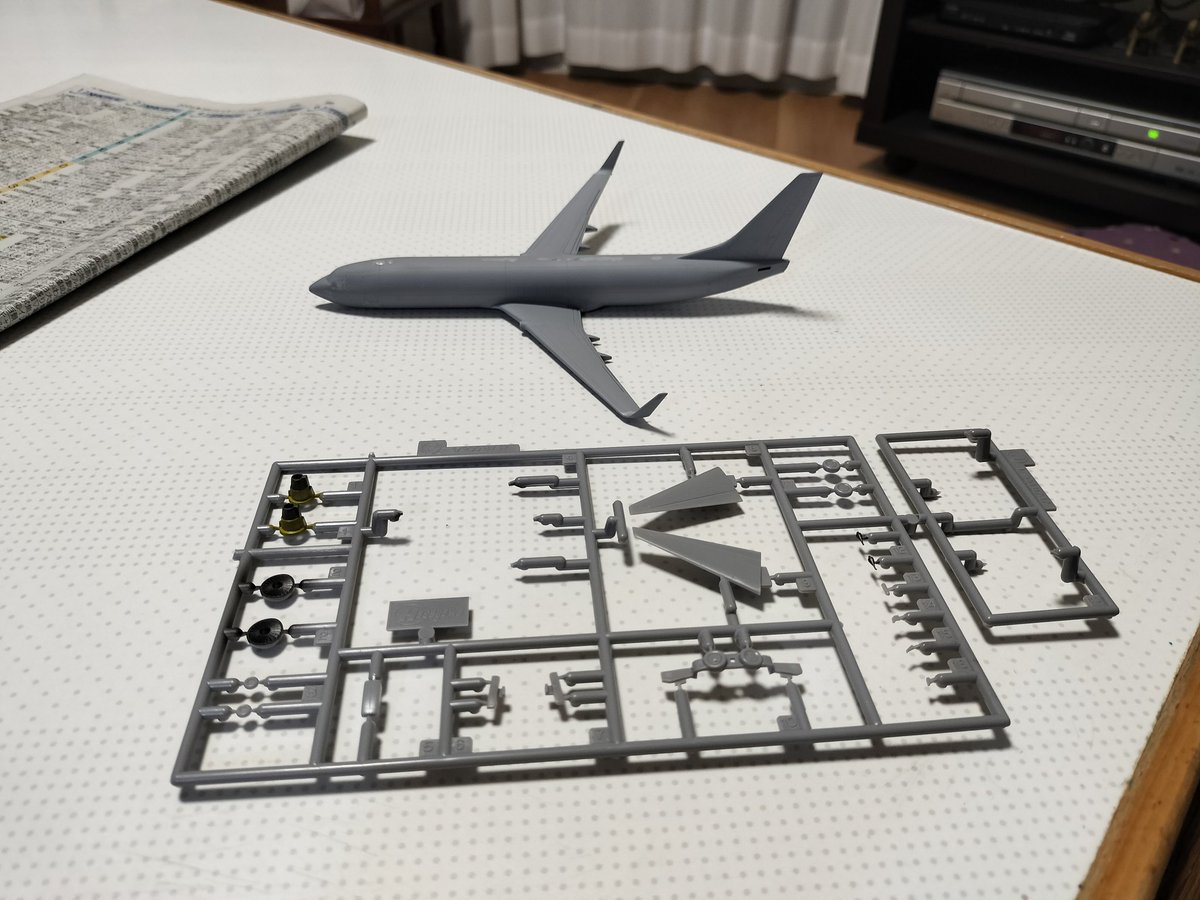 今日の進歩
JALの方は下地とパテ埋めして、エンジンファンブレードの塗装とテールコーンの塗り分け。
C-130はデカール貼り付け前のクリアー塗装を済ませて、段差消しとサイドクリアー塗装してデカール貼りにいけそうです。
#旅客機プラモ