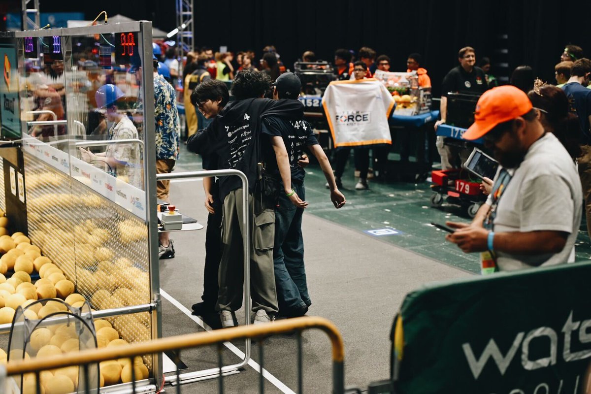 FRC_Hanabi's tweet image. 初勝利を祝う

#Hanabi活動中 #FRC