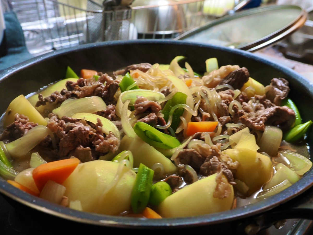 今夜は肉じゃが
少しジャガイモを大きく切って
食べごたえがあるのが好き😊