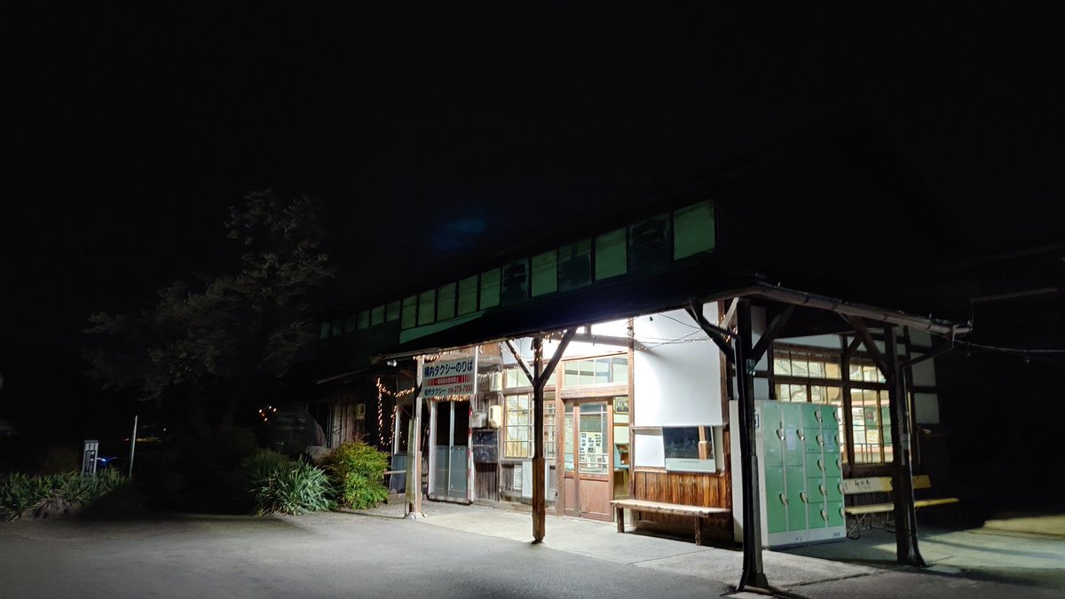 mon00riki's tweet photo. ちょっと色々ありまして少し空きました
この先も空き気味かな
腰痛もあまりよくならず、痛くなるのでお出かけも気がのらないし

そんなですが、今週月曜の6日の仕事帰りに寄り道して、いつもの松代城で満開の夜桜見てきました
今は散ってきてます

近くの松代駅は、解体から保存に変わったみたい https://t.co/51nn65WJDx
