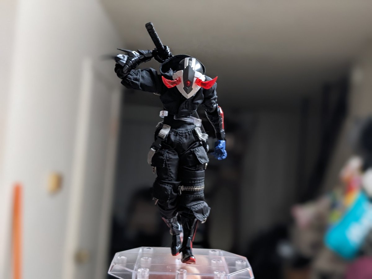 burningred28's tweet photo. coolest gimmick I've seen on a 1/12 sword https://t.co/oHehg2qIzH