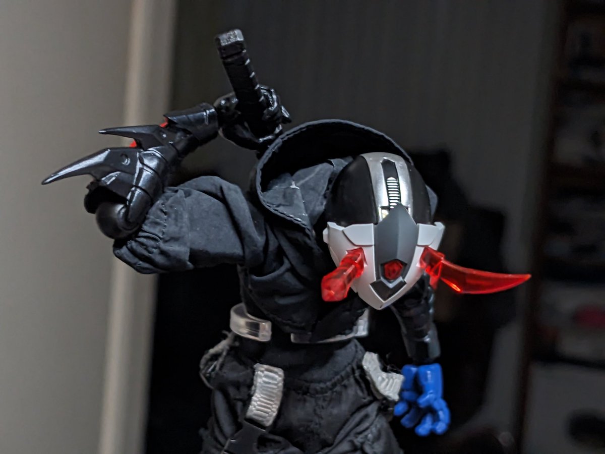burningred28's tweet photo. coolest gimmick I've seen on a 1/12 sword https://t.co/oHehg2qIzH