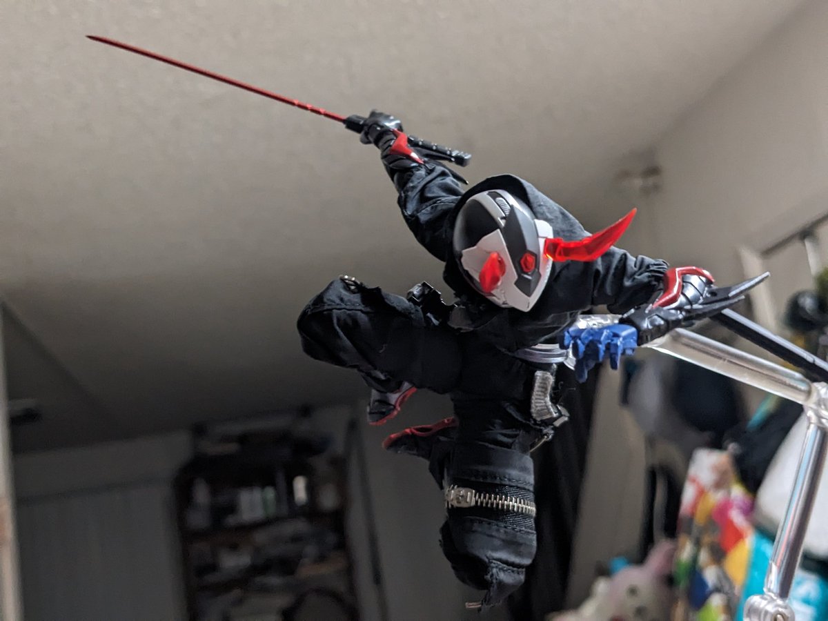 burningred28's tweet photo. coolest gimmick I've seen on a 1/12 sword https://t.co/oHehg2qIzH