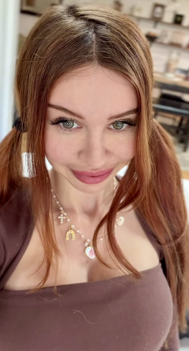 Sexy_Francy92's tweet image. Mezzo sorriso 😀 #BuongiornoATutti #me #red #weekend #sabato #RT #spring 💐