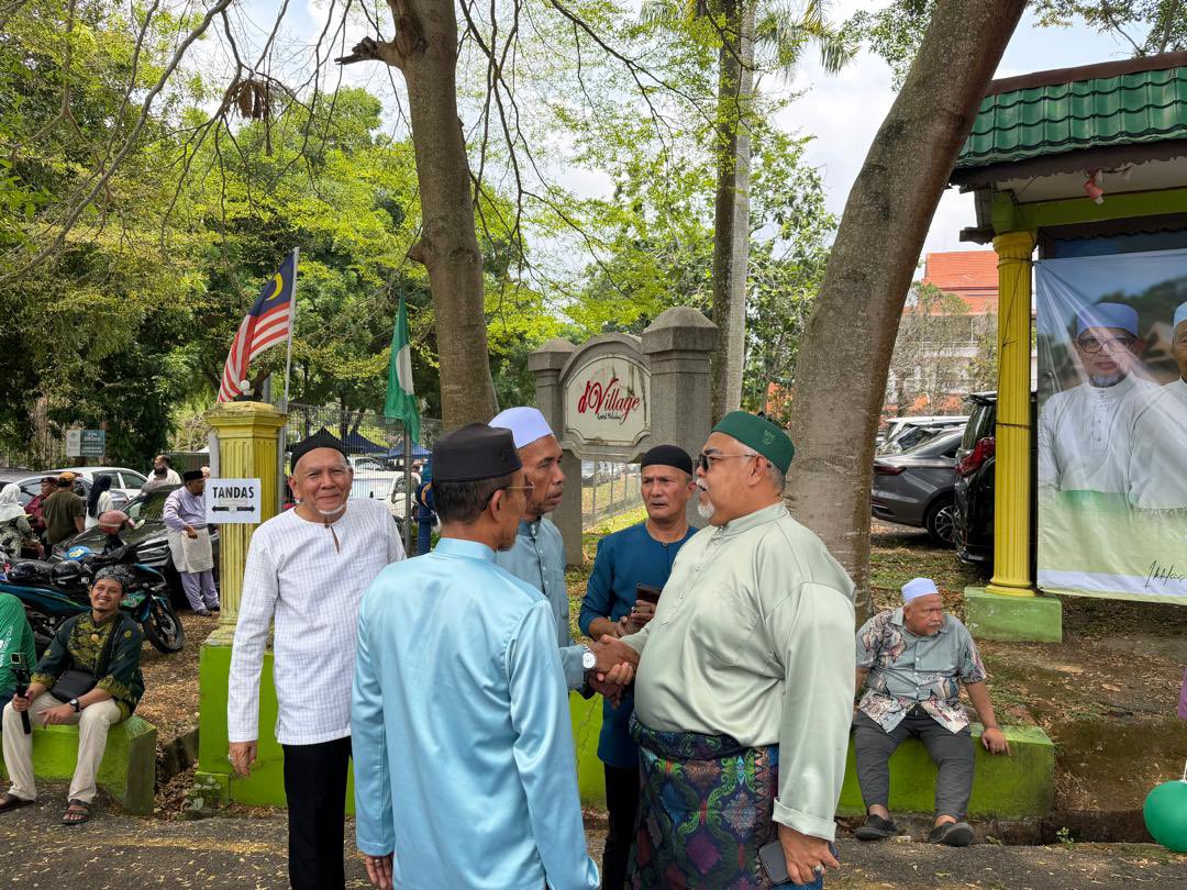 📸 LENSA N32 : Gaal Cakna Kebajikan

MAJLIS SAMBUTAN HARI RAYA PAS PUSAT DI MELAKA

Melaka, 11 April 2026 –
YB ADUN Gaal, Ustaz Mohd Rodzi bin Ja’afar (UMRJ) telah menghadiri Majlis Sambutan Hari Raya PAS Pusat yang berlangsung di Melaka pada Sabtu.