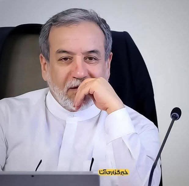 Jhonkosmik's tweet image. Foto 1, Kepala BGN yang mengatur MBG, pengadaan motor listrik hingga kaos kaki.

Foto 2, seorang menlu yang menata diplomasi untuk kemaslahatan Iran dan perdamaian dunia.

Siapa yang terbaik dan layak diidolakan menurut anda?

#Pakistán #IranWar‌ #Israël #FreePalestine