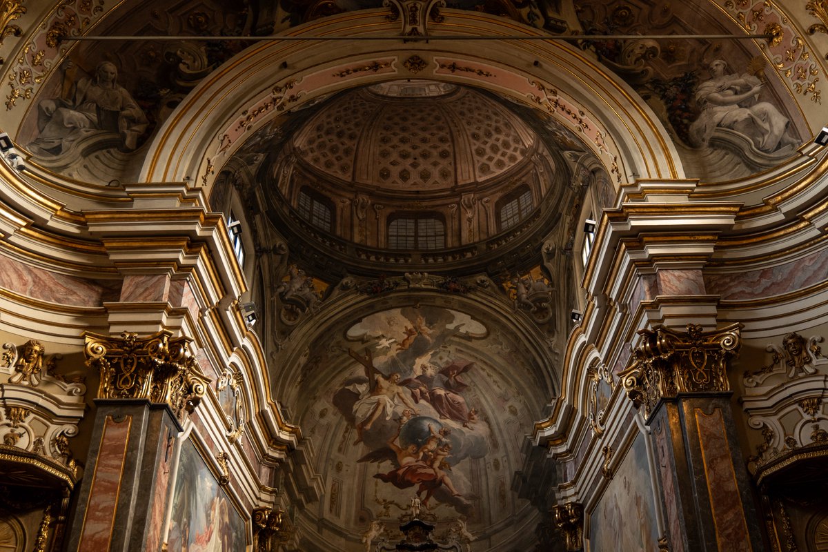 itsrapha83's tweet photo. I love walking into random churches in Italy because they often look like this https://t.co/ahjpgOjN6i