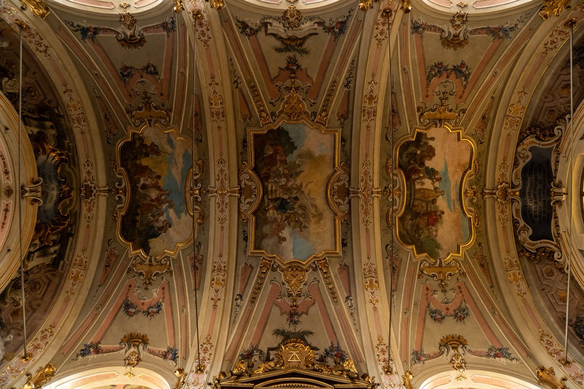 I love walking into random churches in Italy because they often look like this