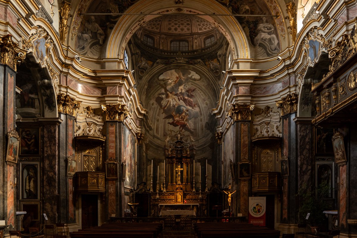 itsrapha83's tweet photo. I love walking into random churches in Italy because they often look like this https://t.co/ahjpgOjN6i