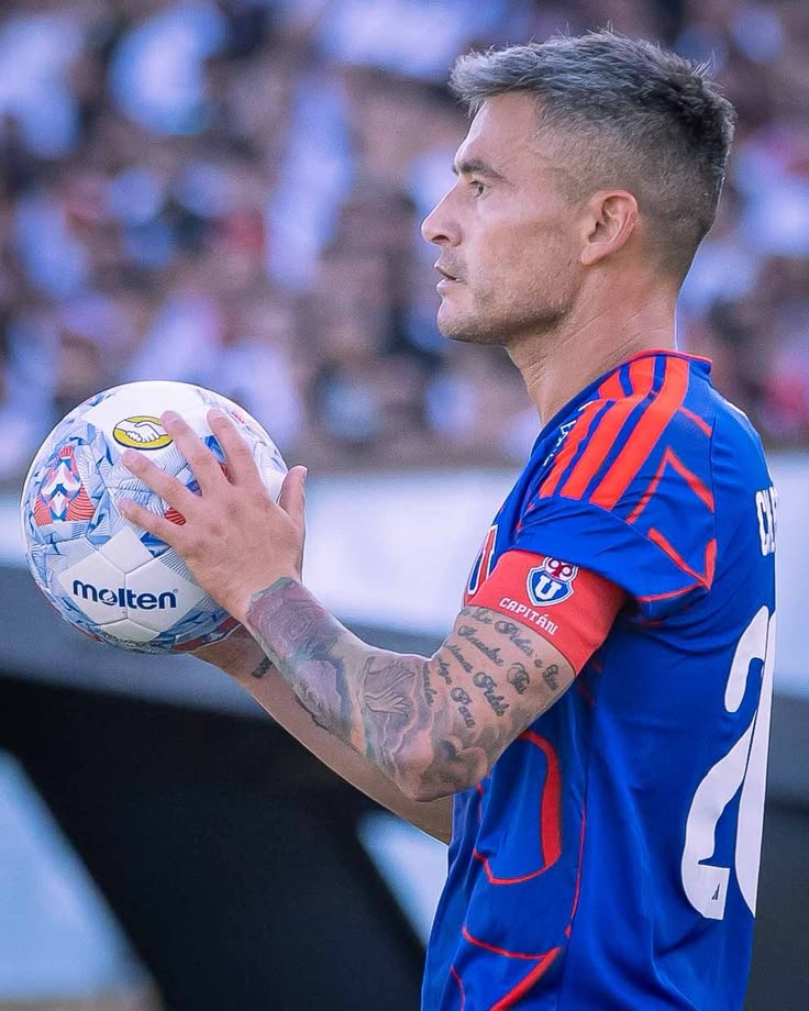 valitazul's tweet photo. Contando los días para tu regreso a la cancha, Príncipe querido 💙 La espera se hace eterna, pero ya se siente tu presencia en el corazón.
¡Aguante Charles Mariano! 🔥🦉✨ #VamosLaU https://t.co/rPZlIswADJ