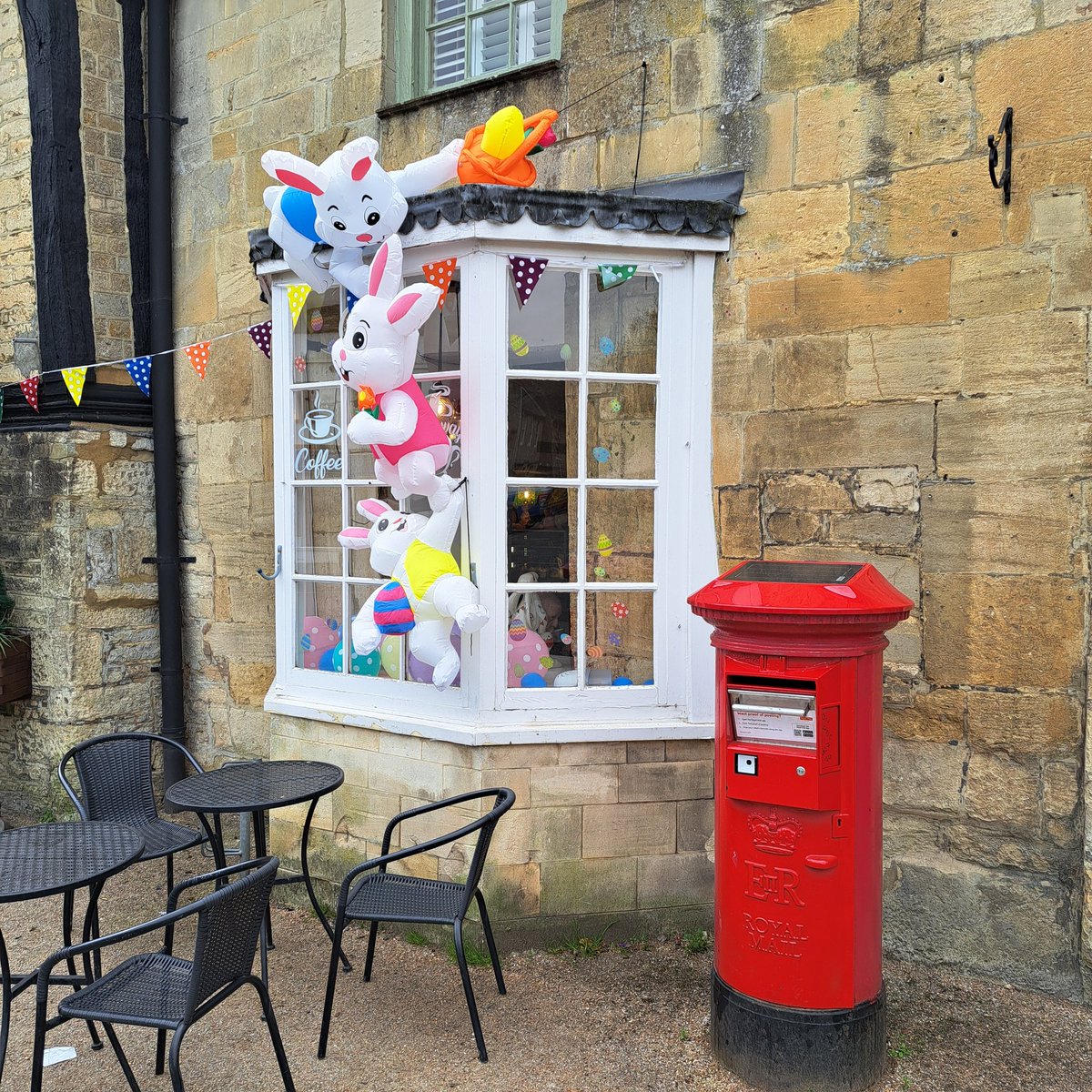 RachelKrouwel's tweet image. No more seasonal toppers here 😔. Why oh why do this to a postbox outside a Post Office?! If there happens to be a queue, you can stop for a coffee. #postboxsaturday