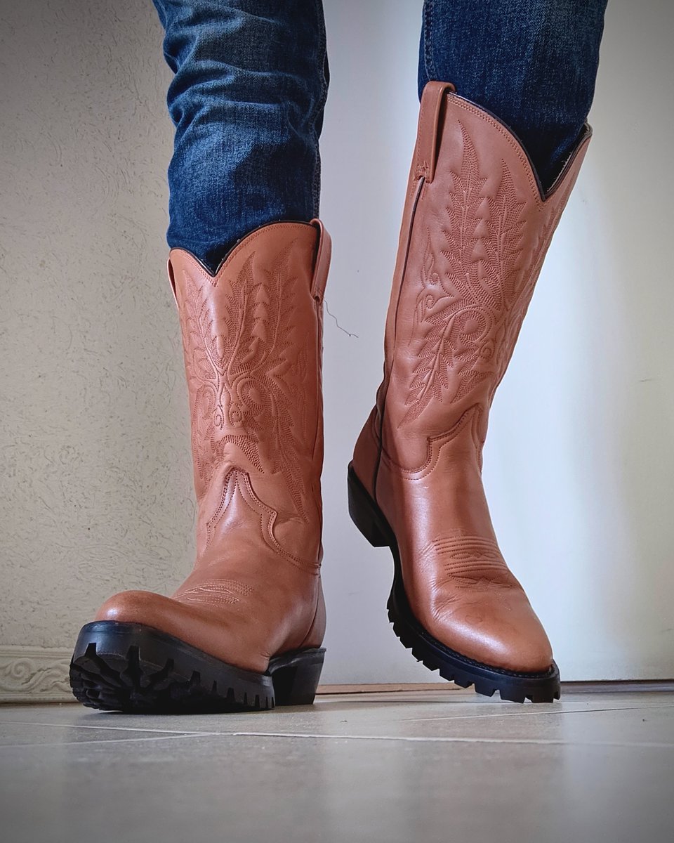 ALANDZUL's tweet photo. Botas Vaqueras Jaca - Atanado / Tractor
#botasvaqueras #cowboyboots #suelatractor #DzulHaus #botasjaca
@BotasJaca https://t.co/lCnp2EvNuR