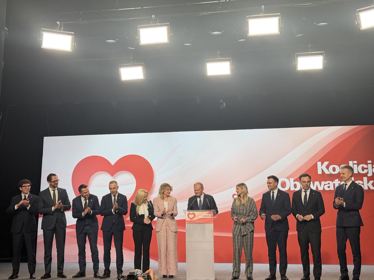 Kwiatkowski2011's tweet image. 🇵🇱⁦@donaldtusk⁩ prezentuje „10 mlodych posłów” która przygotuje ⁦@Obywatelska_KO⁩ do wyborów.Premier przestrzega uważajcie na „5 Kaczyńskiego- Putina”: 1-szczucie na Ukr.,2-konflikt z Niemcami,3-dezintegracja UE🇪🇺4-blokowanie obronności #SAFE,5-niszczenie instytucji‼️