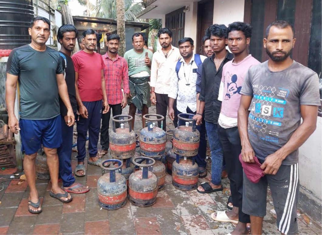 We are ensuring the delivery of 5 kg FTL cylinders to our migrant customers, helping them access cooking fuel. FTL cylinders were delivered by M/s Latha Indane to migrants in Ambalapuzha Colony.
#StayCalmIndia

<a href="/IndianOilcl/">Indian Oil Corp Ltd</a>
<a href="/ChairmanIOCL/">ChairmanIOC</a>
<a href="/sahneyas/">A S Sahney</a>
<a href="/DirMktg_iocl/">Director (Marketing), IndianOil</a>
<a href="/GeetikaMehra4/">Geetika Mehra</a>