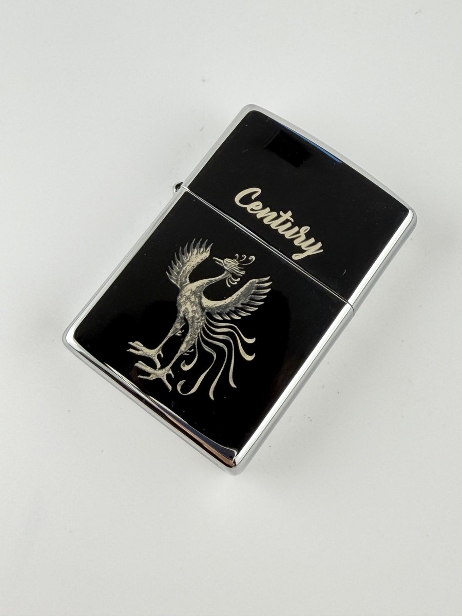 craftmangift's tweet photo. 🖤 高級感溢れるブラック×シルバーのZippo🦅
堂々たる鳳凰（ほうおう）が舞う「Century」モデル✨
不死鳥のように美しく、強く、永遠の輝きを放つ一品。
シルバーの彫刻が黒のボディに映えて最高にカッコいい…！
#Zippo #ジッポ #Zippoライター #Century #鳳凰 #フェニックス #不死鳥 #高級Zippo https://t.co/d6oPOAvDfW