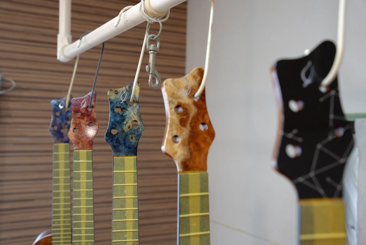 LeafInstruments's tweet image. 今回分のウクレレは全て塗装に入りました。
細かいところまで詰めて、木工を仕上げて、1回目の塗装を吹き付けたときの気持ち良さは格別です。
丁寧にやって良かったー！！となります。