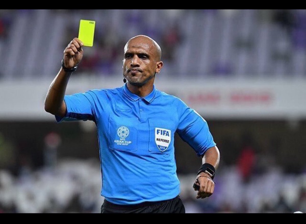 aljhdhamy's tweet photo. حرمان الحكم الدولي #أحمد_الكاف والطاقم العماني من التواجد في كأس العالم 2026 لأسباب خارج المستطيل الأخضر يطرح تساؤلات كبيرة حول معايير الاختيار، خاصة عندما يُنظر إليها وكأنها قائمة على العلاقات لا الكفاءة.
تفاعل النقاد والمتابعين والمهتمين يعكس شعورًا واسعًا بوجود ظلم واضح وإجحاف لا ينبغي أن يُقابل بالصمت، بل بموقف صريح يحفظ حق الكفاءات.
ويبقى السؤال: هل سنسمع مجددًا عن مسؤول آسيوي يتصل ليبرر ما لا يُبرر؟
وهل كرتنا العمانيه الحلقة الأضعف اسيويا ؟ ولماذا ؟