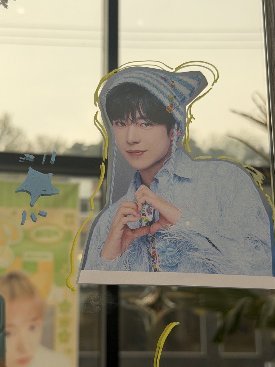 sion_wishchu's tweet photo. @caffe_orga 우시 사진과 영상으로 가득가득 꾸며저 있어서 구경하느라 시간순삭이었어요💚 우리 내년에도 함께했음 조켄네..🫶🏻
#조켄네라떼_마시러와요
#유우시생일축하해 https://t.co/whvIDW1VVz