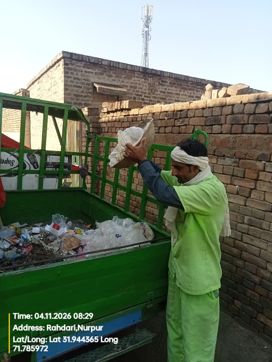 norpurthalsgwmc's tweet image. ڈور ٹو ڈور صفائی:
ہر گھر تک جا کر کوڑا کرکٹ اکٹھا کرنے کی خدمت انجام دی جا رہی ہے۔
#Pakistan 
#suthrapunjab
#greenpakistan 
#SGWMC
#Punjab