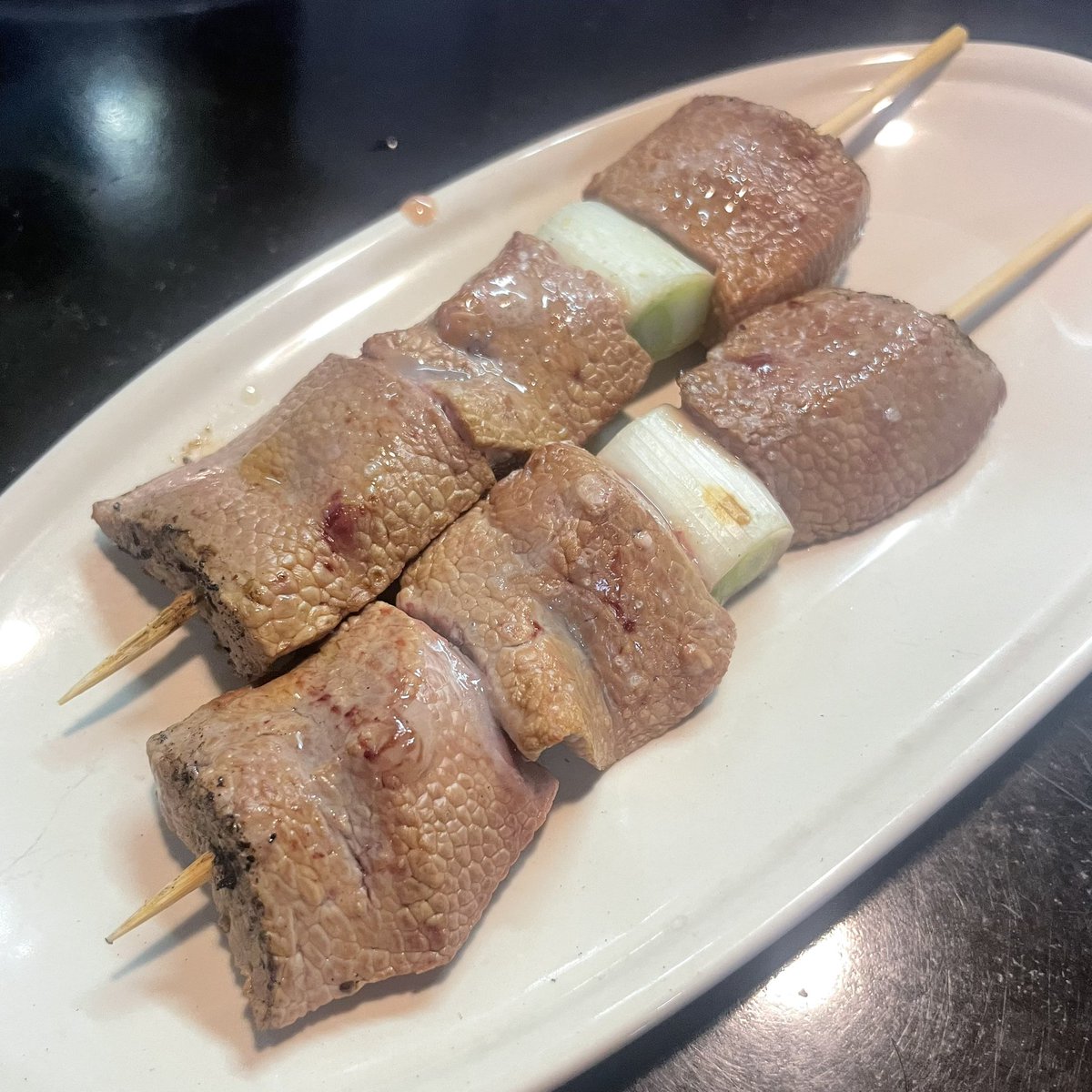 john_taro's tweet photo. 都留のまたぎやさんで、レバー、ハツ（黒胡椒）、もつ煮込み。
相変わらず絶品！
#またぎや
#都留 https://t.co/ndkklXOomg