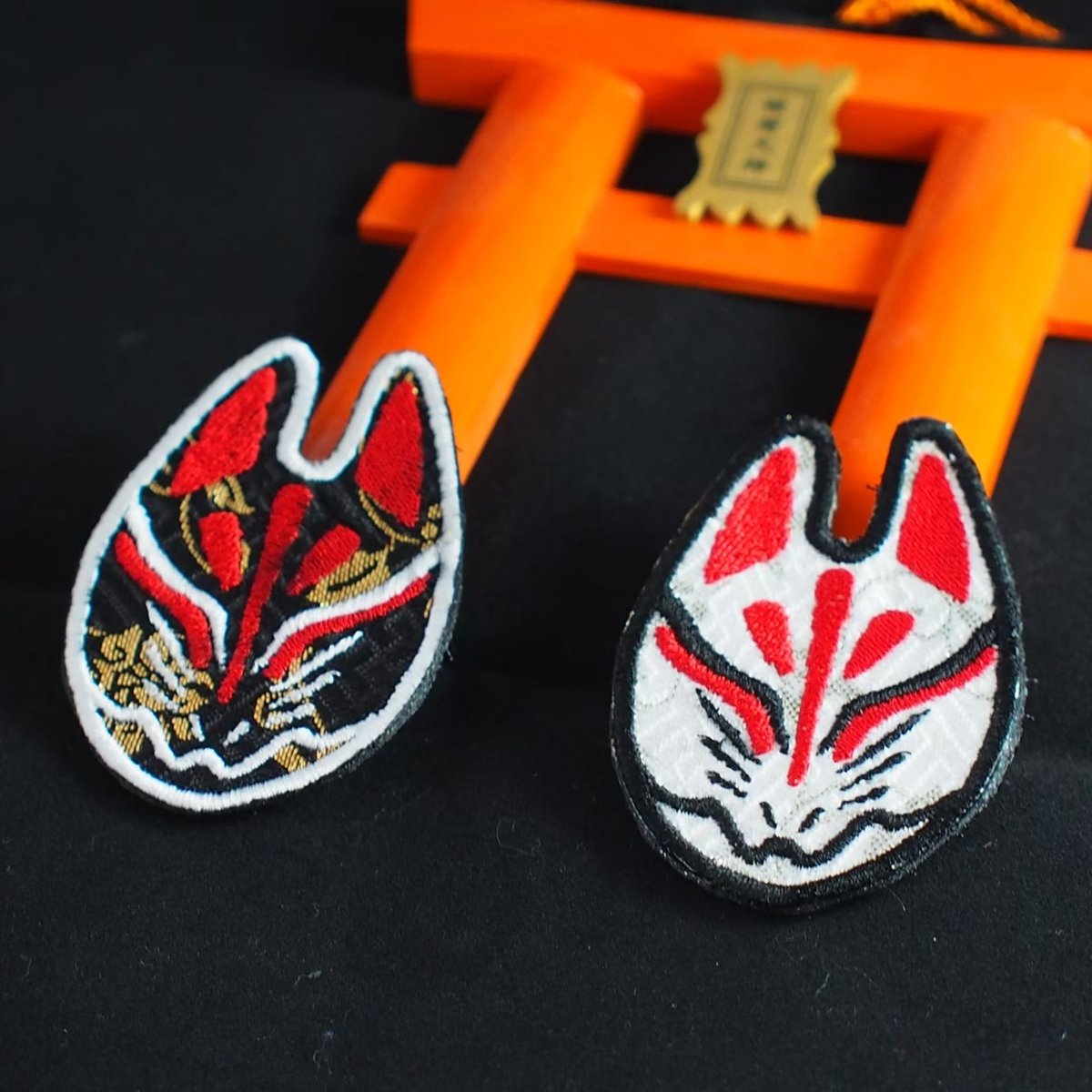 Kokkuri_WS's tweet photo. Attention airsoft players overseas,
I make embroidered patches using traditional Nishijin-ori fabric from Kyoto, Japan.
Woven with gold &amp; silver threads, it adds a unique, high-end look to any loadout.

Would you run this on your gear?❤️‍🔥

#Airsoft
#TacticalGear
#PatchCollector https://t.co/l7Vz8FIbxd