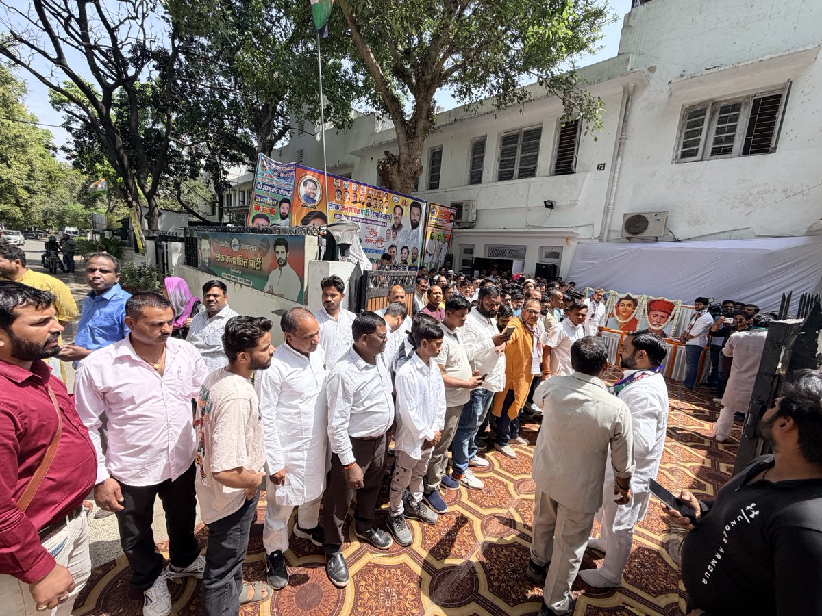 LjpPranab's tweet photo. नारी शिक्षा, समानता और सामाजिक न्याय के अग्रदूत महात्मा ज्योतिबा फुले जी की जयंती पर नई दिल्ली स्थित केंद्रीय कार्यालय में पुष्पांजलि अर्पित कर श्रद्धांजलि दी।
@ljp4india https://t.co/3NY8Lf9Gqh