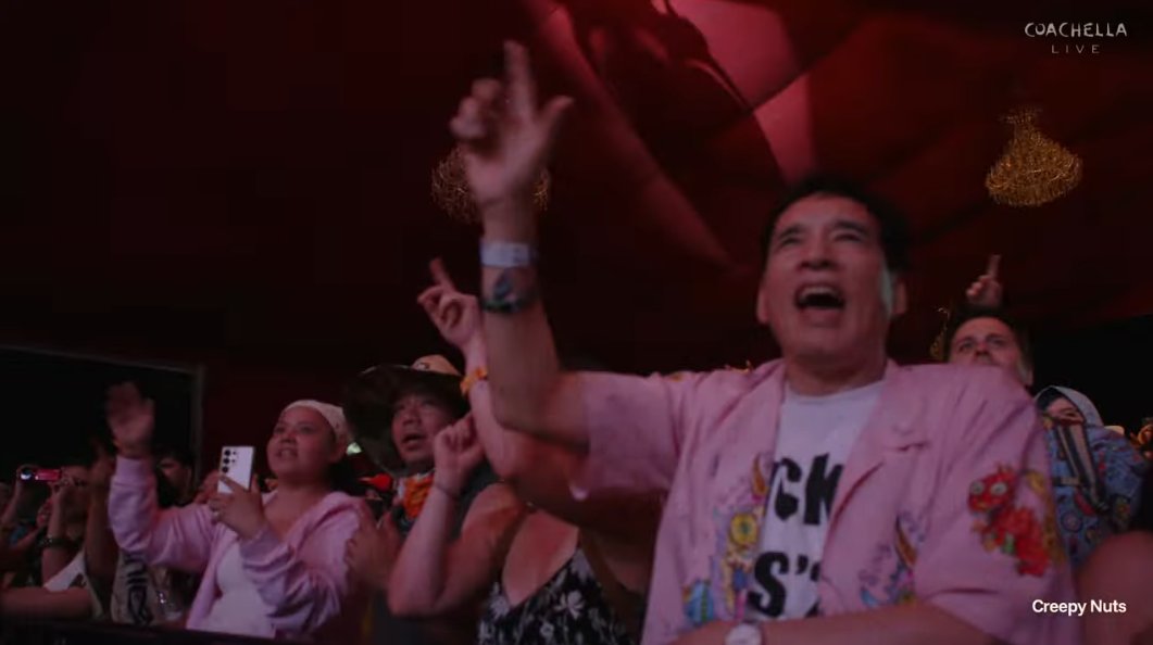 turkey_ni_knife's tweet image. CoachellaでのCreepy Nuts、最前にいるこの人…グロービス 堀義人さんじゃ?ｗ

どんだけ偉くなっても遊び心なくさない感じ、好きだなぁ。

LuckyFesのためにも見に来てるんだろうけど、視察にきた関係者って感じじゃなく、本気で楽しむ遊び人っぽいところがｲｲ！最前でhands upする64歳とか最高！
