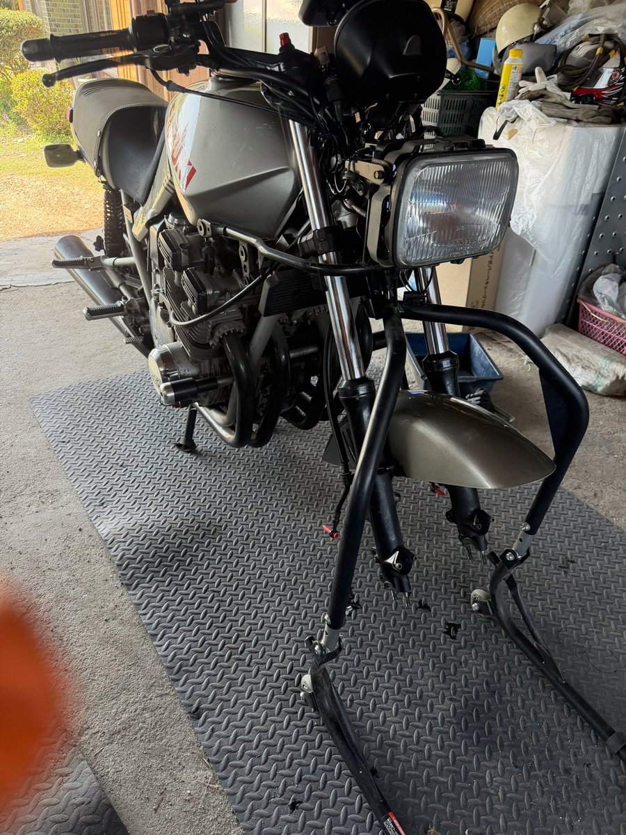 yznaka's tweet photo. 刀の車検前整備でフロント周り整備を。フロントスタンド用に長めのアダプタ作ってたが、今回はカウル外すから意味なかった。フロントブレーキのブーツは欠品で再利用です https://t.co/pwjuiU87Ll