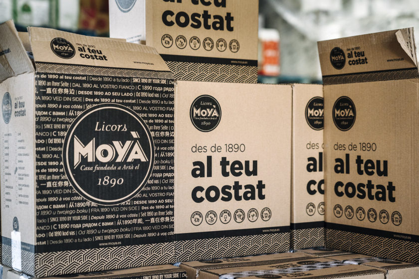 Desde 1854, Licors Moyà, en Artà, mantiene viva una larga tradición familiar elaborando licores como las hierbas y el palo de Mallorca.  🌿🥃

Hoy, seis generaciones después, sigue siendo un referente de la artesanía y la cultura gastronómica de las Illes Balears.