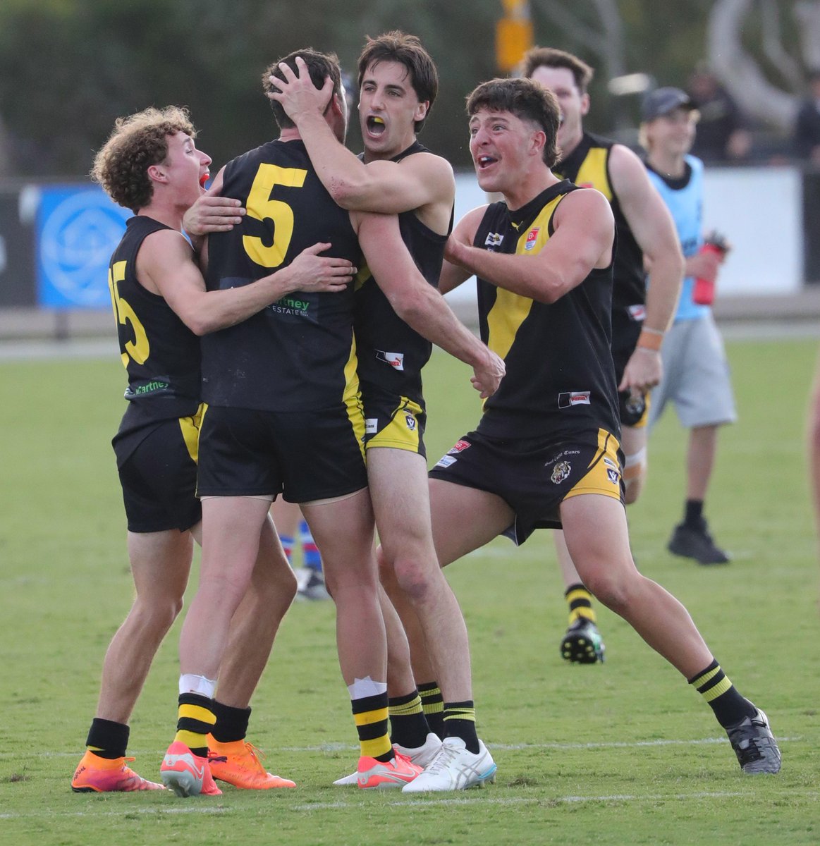 BenCameron4's tweet photo. “That was hard, I’m definitely unfit, I haven’t done a pre-season, I’ve hardly ran."
Port Adelaide champ Travis Boak says he cramped in both quads while booting two, final term goals in his first game for Torquay in 20 years. YARN:  https://t.co/vga2mFz2oD https://t.co/xU4MUFXdVE