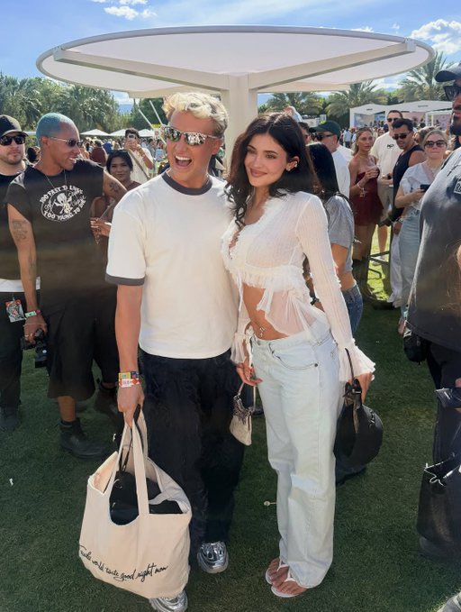 Kardashian Brasil tweet media