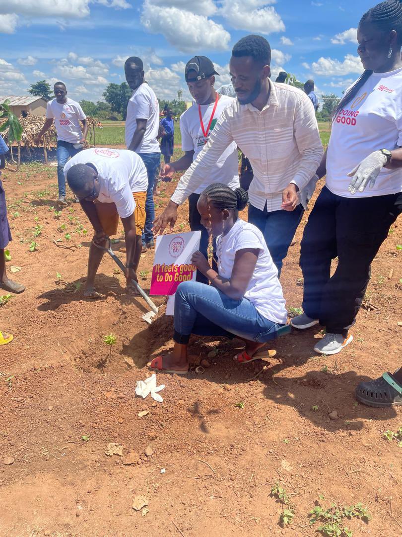 nankunda20's tweet photo. Happening now in Kole District:
Planting of Fruit Trees: 
Thank you team @meraki_ug for the leadership in that area code:
#GoodDeedsDayUganda 
Keep #DoingGoodTogether🌸 https://t.co/Y7ENr5wTQo