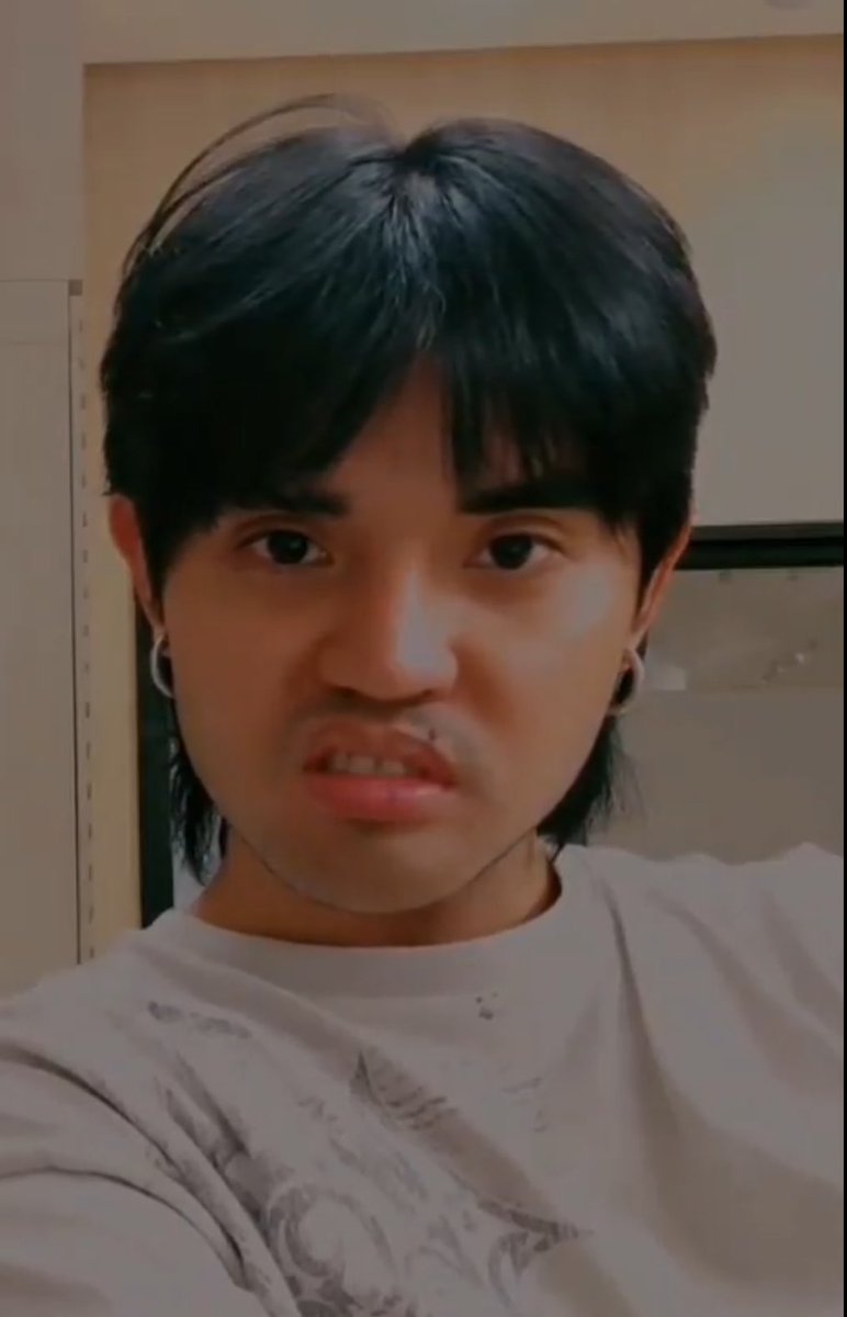 ylaewnipau's tweet image. Nakita ko lang! Haha 😂 
Pis, Papi!✌🏼

#NETIZENSCHOICE 
#PABLO for Most Handsome Man Alive #MHMA2026 
#MHMA2026PABLO 
@thenreport

@imszmc #SB19_PABLO