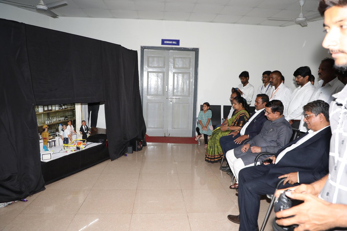 JoshiPralhad's tweet image. ಇಂದು ಧಾರವಾಡದ ರಾಷ್ಟ್ರೀಯ ವಿಧಿ ವಿಜ್ಞಾನ ವಿಶ್ವವಿದ್ಯಾಲಯ (National Forensic Science University - NFSU) ದಲ್ಲಿ ಆಯೋಜಿಸಿದ 'ಓಪನ್ ಡೇ 2026' (Oped Day 2026) ಕಾರ್ಯಕ್ರಮದ ಮುಖ್ಯ ಅತಿಥಿಯಾಗಿ ಪಾಲ್ಗೊಂಡ ಕ್ಷಣಗಳು 

ವಿಜ್ಞಾನ, ತಂತ್ರಜ್ಞಾನ ಮತ್ತು ಭದ್ರತಾ ಕ್ಷೇತ್ರಗಳಲ್ಲಿ ವಿದ್ಯಾರ್ಥಿಗಳಿಗೆ ಪ್ರಾಯೋಗಿಕ ಅರಿವು ನೀಡುವ