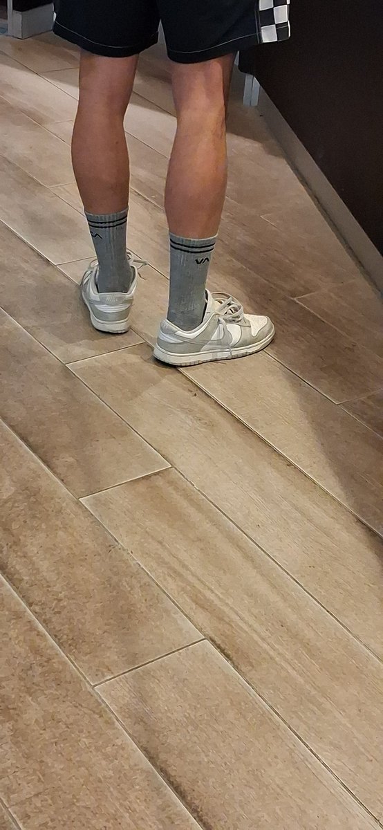 Very fine looking lad walking in front of me - took a few snaps. Then he goes into the same bakery I'm going into as well 🥳 Snapped a few more 😉😈