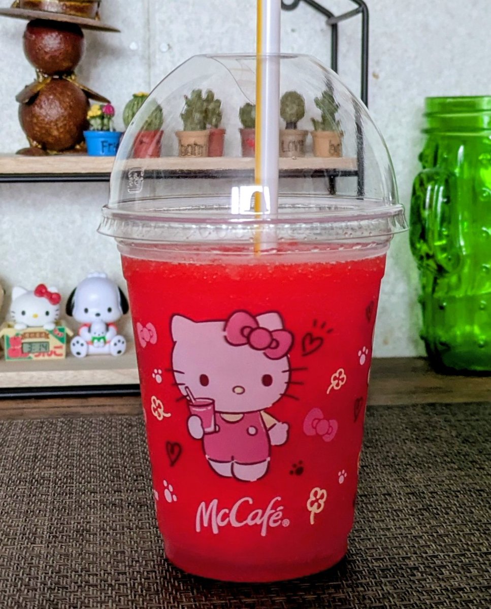 マックの ハローキティのジューシーいちごスムージー🍓

酸っぱいかと思いながら買ってみたけど、酸味はほんのりで めちゃくちゃ美味しかったぁ❤
キティちゃんのカップ欲しさに買ったけど、裏はポムポムプリンだったꉂ🤣𐤔

プリン買ってもキティちゃんだったのねwwww