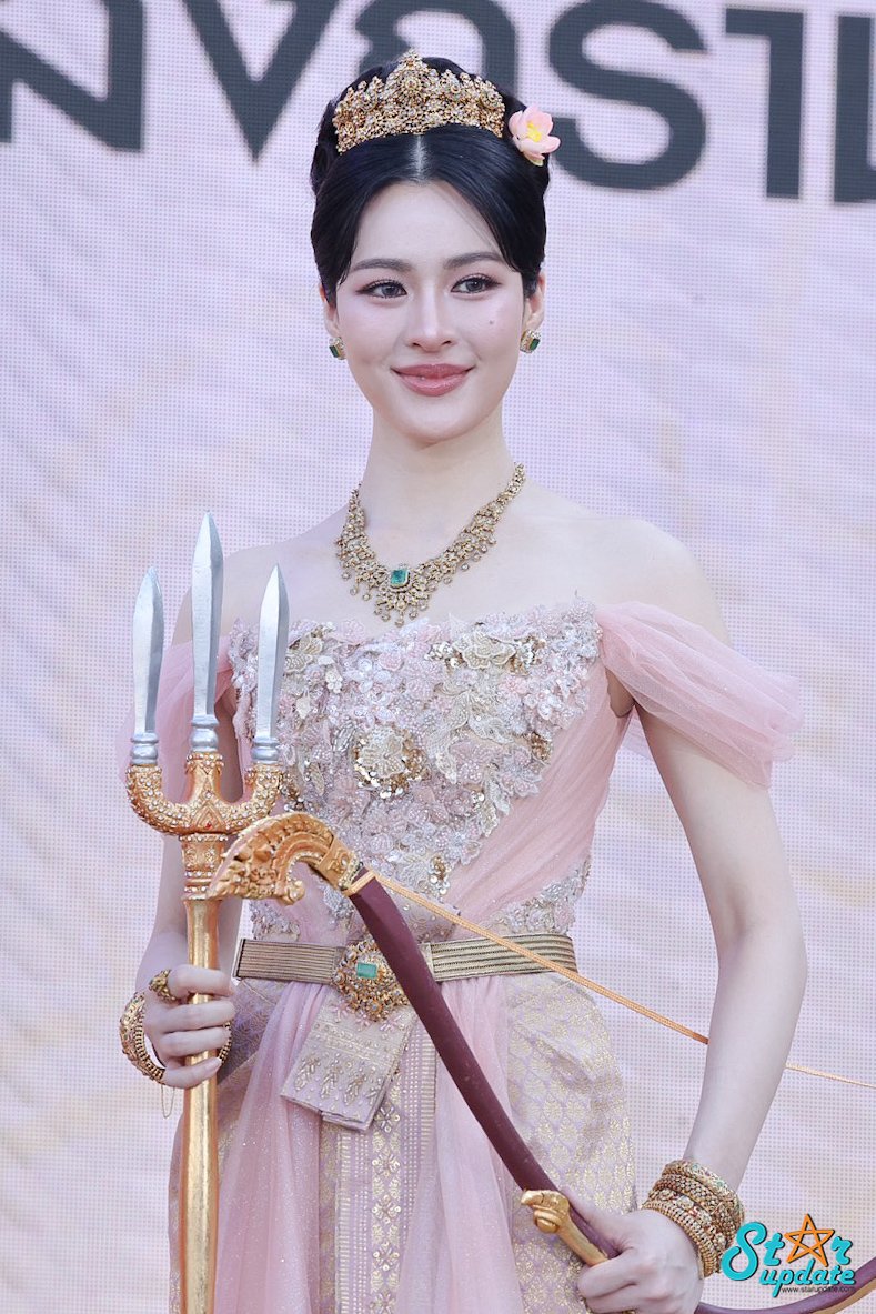 webstarupdate's tweet photo. "หลิงหลิง คอง" สวยออร่าที่สุดในคุ้งน้ำเจ้าพระยา ✨️🩷

LINGORM THAICONIC ICONSIAM
#LingOrmxSongkranICONSIAM
#หลิงออม  #LingOrm
#LinglingKwong #หลิงหลิงคอง‌ https://t.co/SDWtRuY6GA