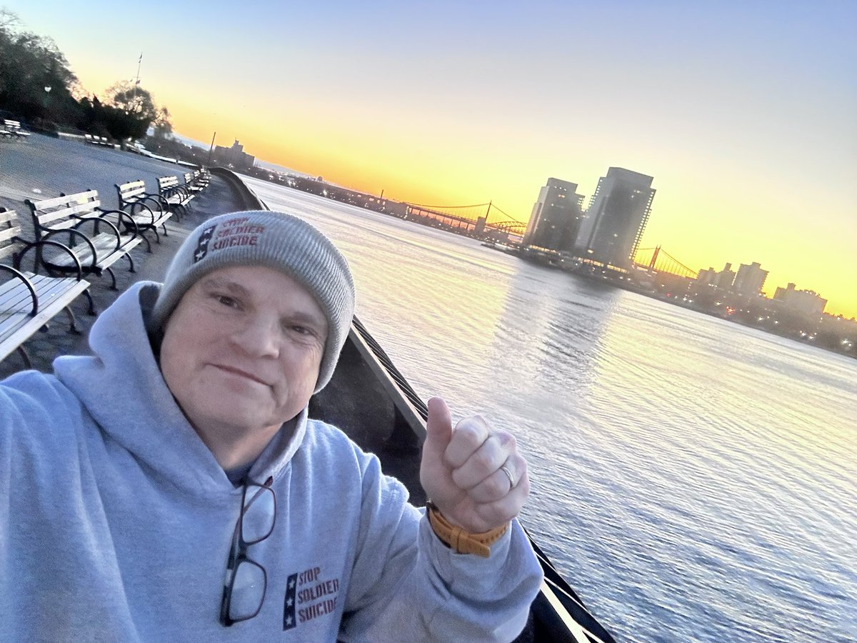 milesformike's tweet photo. New York City miles in progress chasing an early sunrise on the east coast.
#milesformike #nyc #RunNewYork https://t.co/q0MHAghbMa