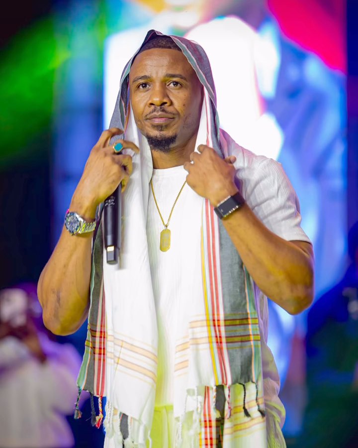 Imvaho_Nshya's tweet photo. Umuhanzi ukomoka muri Tanzania akaba n’umwe mu banyabigwi mu Karere ka Afurika y’Iburasirazuba Ali Kiba, yifatanyije n’Abanyarwanda mu bikorwa byo kwibuka ku nshuro ya 32 Jenoside yakorewe Abatutsi mu 1994, agaragaza ko Jenoside ikwiye kurwanywa ahantu hose ntizasubire ukundi.

Inkuru irambuye 👇
➡️:https://t.co/xQUGbEqex4