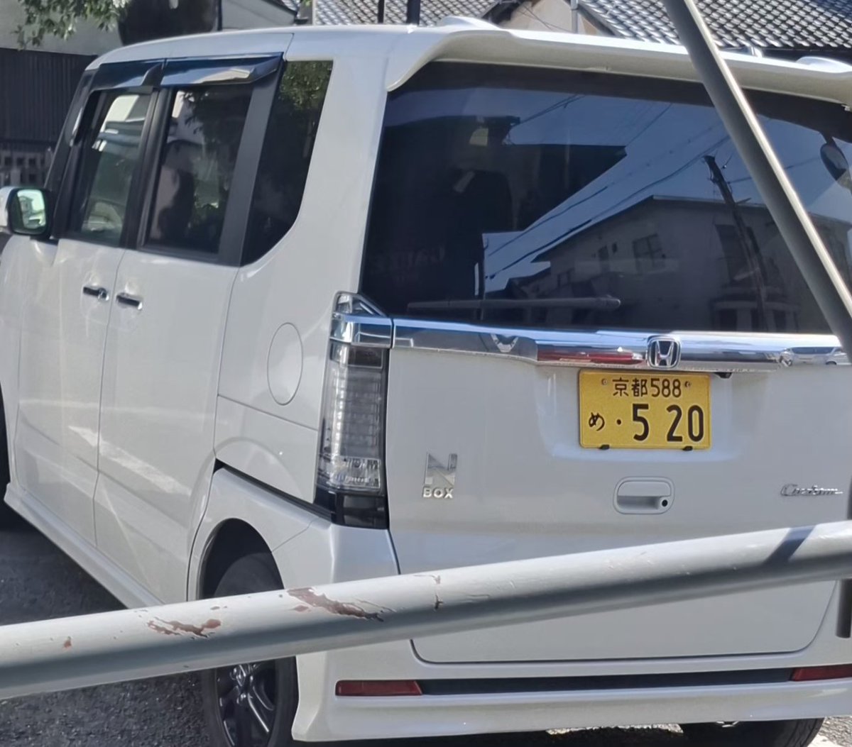 Ewan_mi's tweet photo. 高校の入学式に勝手に近辺の駐車場に停めるとかある？運転席前のお店にお寄りくださいの張り紙つけたまま、息子さん急いで載せて逃げてったけど。子供さんに正しいこと教えれないよね？ここはお客様用の駐車場です
一言ね？
#城陽高校
#入学式
#無断駐車
#迷惑駐車 https://t.co/GFYNv8WOhK