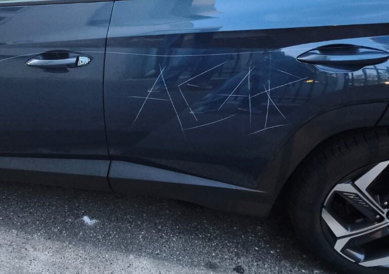 leprogreslyon's tweet image. 🔴Un ou plusieurs individus s’en sont pris à des voitures personnelles d’agents de #police, stationnées devant ce commissariat de #Lyon. Des plaintes ont été déposées. ➡️ l.leprogres.fr/ffO