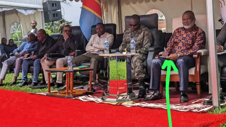 mulikuza_jordan's tweet image. ‼️🔴‼️#RAPPEL AHAAAAAAA
Un soit disant #Future président de la #RDC, un simple soldat #rwandais avac la table, mais nanga ana andikiya ku mugulu 🫣🤔🤔🤔🤷🏾‍♂️🤷🏾‍♂️🤷🏾‍♂️.