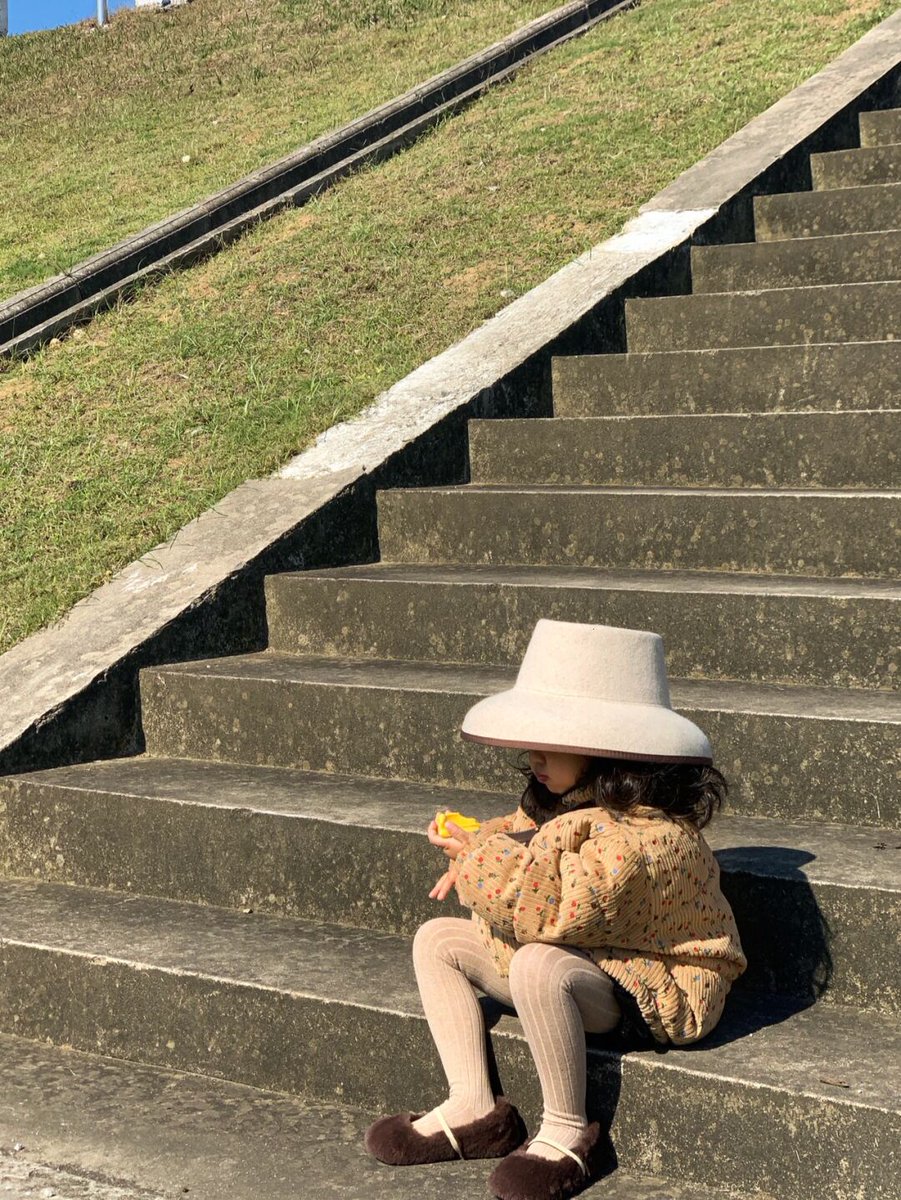 SpringRobinsonT's tweet photo. Spotted a kid chasing bubbles—sunlight turning them into mini rainbows. Pure joy, right https://t.co/mQyWGWjYAe