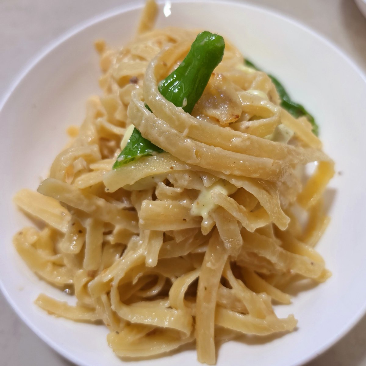 크림파스타 한바가지 먹기
사실 후라이팬에 더 있어요