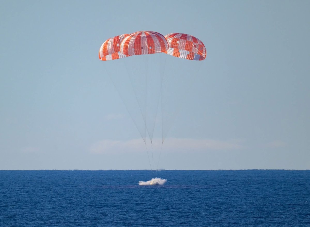 seynim6's tweet image. 📌Ils l'ont fait, ils ont voyager au total durant 10 jours en vivant dans une capsule, pour aller à la #Lune, faire  un tour sur elle, et revenir sur la #Terre.

Bravo pour cette réussite qui ouvre à nouveau le champ des possibles pour les voyages et l'installation des Hommes sur