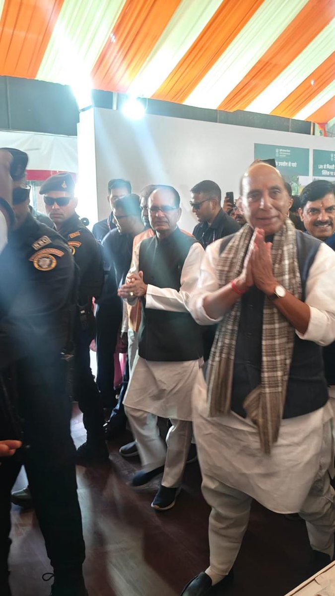WatershedMP's tweet photo. माननीय श्री शिवराज सिंह चौहान, केंद्रीय कृषि एवं किसान कल्याण मंत्री, माननीय श्री राजनाथ सिंह, केंद्रीय रक्षा मंत्री, माननीय डॉ. मोहन यादव, मुख्यमंत्री, म.प्र. व माननीय श्री प्रभुराम चौधरी, म.प्र. के सांची विधायक द्वारा उन्नत कृषि महोत्सव में वॉटरशेड पवेलियन का भ्रमण किया https://t.co/Ud01ga0LcS