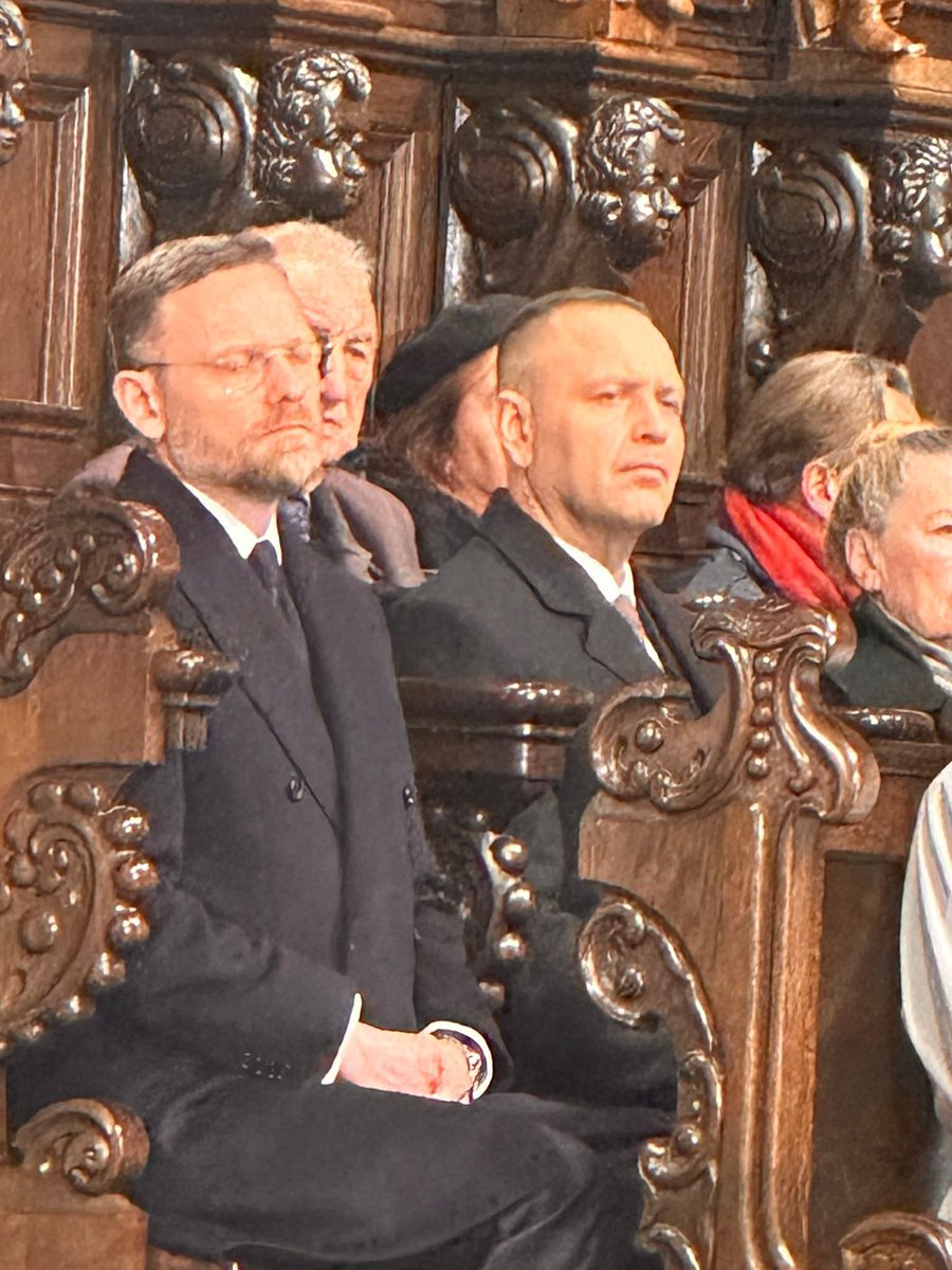 S l a v e n t y tweet media